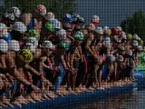Inicio de los 5 km de natación en aguas abiertas para mujeres del 19º Campeonato Mundial FINA en el lago Lupa, cerca de Budapest.