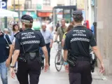 Imatge de dos agents de la Policia Local de València per la ciutat