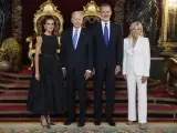Los reyes Felipe y Letizia posan con el presidente de Estados Unidos Joe Biden y su esposa Jill Biden, durante la recepción que los monarcas ofrecen a los jefes de Estado y jefes de Gobierno que participan en la cumbre de la OTAN