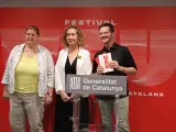 La delegada de la Generalitat de Catalunya en Madrid, Ester Capella (centro) junto con los comisarios del Festival VEU, los autores Marta Rovira Martínez y Sebastià Portell.