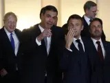 El presidente del Gobierno, Pedro Sánchez, junto al presidente francés, Emmanuel Macron, durante la recepción a los jefes de Estado.