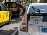 Taxi en una de las últimas marchas lentas del sector en Barcelona reclamando una proporción de una licencia VTC por cada 30 de taxis