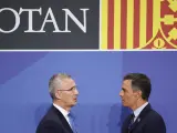 El presidente del Gobierno, Pedro Sánchez (d) junto con el secretario general de la OTAN, Jens Stoltenberg (i), durante la primera jornada de la cumbre de la OTAN que se celebra este miércoles en el recinto de Ifema, en Madrid.