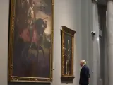 Aunque el presidente del Reino Unido, Boris Johnson, siempre ha sido una figura de lo más controvertida por sus actuaciones en público y, por lo que pudimos saber de su vida en pandemia, también en privado. Parece que el dirigente británico no ha podido resistirse a disfrutar de la pinacoteca del Prado y darse un buen paseo a solas para disfrutar de los artistas que alberga el museo de la capital como Goya o Velázquez. ​ ​El primer ministro británico fue uno de los primeros en llegar a la cena que el propio Pedro Sánchez ha organizado con motivo de la cumbre de la OTAN en Madrid.