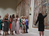 La reina Letizia (c), la mujer del presidente del Gobierno, Begoña Gómez (c-d) y la primera dama estadounidense, Jill Biden (3d) visitan una exposición de tapices, en el Palacio Real de La Granja.