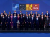 Los l&iacute;deres mundiales posan en una foto de familia en la Cumbre de la OTAN