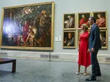 El presidente del Gobierno Pedro Sánchez, acompañado por su mujer Begoña Gómez, a su llegada al Museo del Prado.