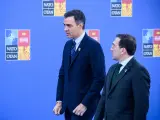 El presidente del Gobierno, Pedro Sánchez, y el ministro de Asuntos Exteriores, José Manuel Albares, a su llegada a la cumbre de la OTAN.