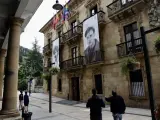 Las fotos de Miguel Ángel Blanco y de Sotero Mazo, asesinados por ETA, cuelgan del Ayuntamiento de Ermua.