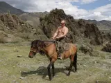 Imagen de archivo del presidente de Rusia, Vladimir Putin, montando a caballo durante sus vacaciones.