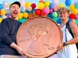 El 'youtuber' Ryan Trahan entregando un penique gigante a MrBeast después de cruzar Estados Unidos en 30 días.