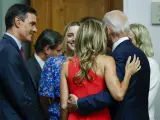 Pedro Sánchez y su esposa, Begoña Gómez, reciben al presidente de EEUU en la cena de gala del Museo del Prado