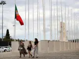 Tres muchachas caminan por las calles de Lisboa.