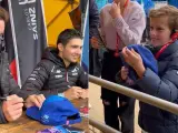 Fernando Alonso y un joven fan en Silverstone