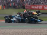 Accidente entre Nissany y Hauger en la segunda carrera de F2 en Silverstone