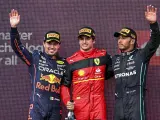 Carlos Sainz, entre Sergio Pérez y Lewis Hamilton en el podio del GP de Gran Bretaña
