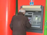 Un usuario utiliza un cajero automático.