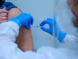 Archivo - Arxiu - Una persona rebent la vacuna contra la covid