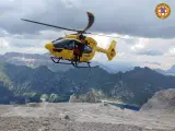 Helicóptero de rescate en los Alpes tras la avalancha en la Marmolada.