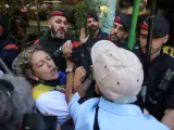 Mossos y manifestantes, enfrentándose durante la protesta.
