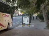 Un autocar turístico estacionado en una de las Zonas Bus de Barcelona.