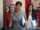 La ministra de Sanidad, Carolina Darias, junto a la vicepresidenta primera y la portavoz del Gobierno, este martes en Moncloa.