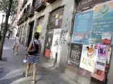 Dos mujeres pasan por delante de los locales comerciales del número 17 de la calle de Valencia, en Madrid.