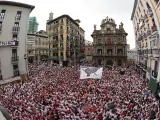 Cientos de personas disfrutan del ansiado Chupinazo de los Sanfermines 2022, en la Plaza Consistorial de Pamplona.