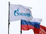 Bandera de Gazprom al lado de la bandera de Rusia