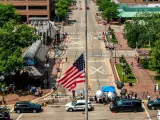 Una bandera estadounidense a media asta en Highland Park, Illinois (EE UU), donde un joven mató a al menos 7 personas disparando contra la multitud durante un desfile por el Día de la Independencia.