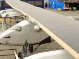 El avión se alimenta de la energía que recoge de sus propias placas solares.