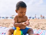 Bebé en la playa.