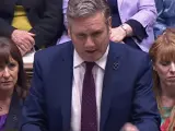 London (United Kingdom), 06/07/2022.- A grab made from footage provided by UK Paliament TV shows British opposition leader Keir Starmer during Prime Minister's Questions in the House of Commons, London, 06 July 2022. British Prime Minister Boris Johnson is battling to stay in office amid a growing wave of resignations from his government in protest at his leadership. (Protestas, Reino Unido, Londres) EFE/EPA/PARLIAMENTLIVE TV / HANDOUT HANDOUT EDITORIAL USE ONLY/NO SALES BRITAIN PARLIAMENT PMQS