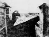 En 1826 se capturó la primera fotografía de la historia en la que se ve el paisaje desde una ventana en la región de Le Gras (Francia). Se necesitaron 8 horas de exposición para grabar la imagen en una placa de hojalata de 20 x 16 centímetros.