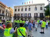 Manifestación de protesta de entidades vecinales de Sant Andreu este jueves ante la sede del distrito en la plaza Orfila.