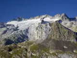 Dentro del Parque Natural Posets-Maladeta, en los Pirineos, encontramos el pico de la Maladeta con 3.312 metros de altura. En su ladera norte hay un glaciar con 37 hectáreas de superficie.