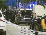 Agentes policiales desplegados en la calle Estrella Canopus de Sevilla, donde un hombre armado con una pistola se atrincheró en una panadería.