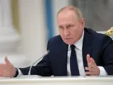 El presidente de Rusia, Vladimir Putin, durante una reunión con los líderes de los grupos parlamentarios en el Kremlin.