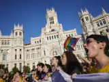 El Palacio de Cibeles, que este año no ha lucido la bandera LGTBIQ+, ha sido testigo directo de la manifestación del Orgullo, a la que han acudido un millón de personas, según los organizadores.