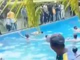 Manifestantes durante las protestas en Sri Lanka se bañan en la piscina de la residencia presidencial tras colarse en la residencia oficial del mandatario, Gotabaya Rajapaksa.