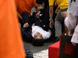 El ex primer ministro japon&eacute;s, Shinzo Abe, yace en el suelo tras recibir un disparo durante un mitin en la ciudad de Nara (Jap&oacute;n).