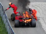 Carlos Sainz saltando de su coche ardiendo en el GP de Austria