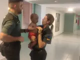 Dos guardias civiles salvan la vida a un bebé que se atragantó con una medicina en Fuerteventura.