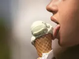Una persona comiendo helado, en una imagen de archivo.