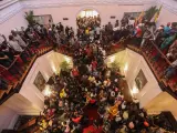 Manifestantes en el interior de la residencia oficial del presidente de Sri Lanka.