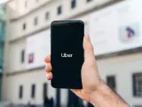 Una persona utiliza la aplicación de Uber, en una imagen de archivo.
