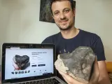 Miguel Ángel Contreras muestra un meteorito a la venta en su web.