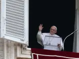 El Papa Francisco saluda desde la ventana a las personas congregadas en la Plaza de San Pedro.Evandro Inetti/ZUMA Press Wire/d / DPA 19/6/2022 ONLY FOR USE IN SPAIN