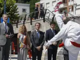 El rey Felipe VI, la presidenta del Congreso de Los Diputados Meritxell Batet, y el líder del PP Alberto Nuñez Feijóo, este domingo en Ermua.