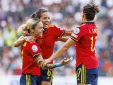 Lucia García celebra junto a Aitana Bonmatí y Mapi León su gol ante Finlandia.